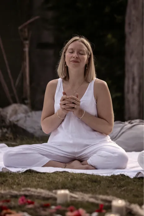 Janina Heymann in einer Meditationshaltung