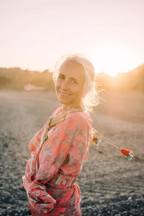 Kim Probst am Strand im Sonnenuntergang